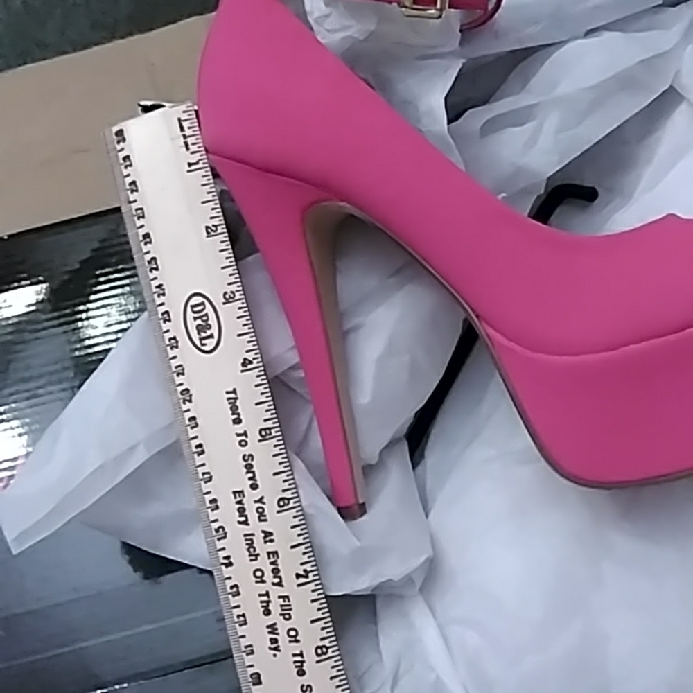 Anne Michelle Realove-05 Magenta Platform Stilettos With Gold Buckles - Picture 5 of 5